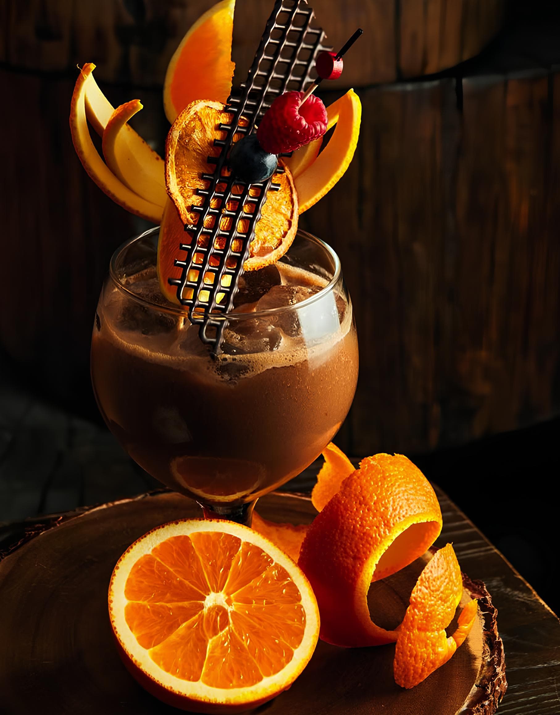 Cóctel de chocolate con guarnición de naranja fresca servido en la terraza frente al mar del Bar Astral