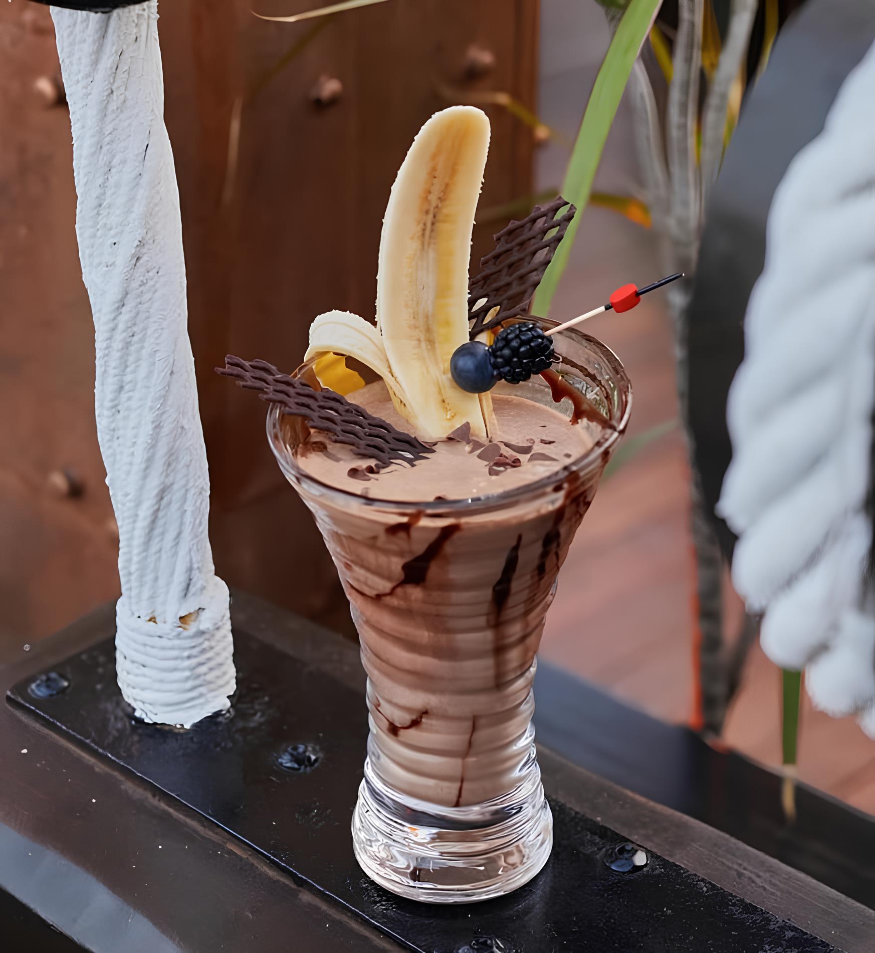 Bebida exótica con frutas frescas en Astral Bar, Marbella