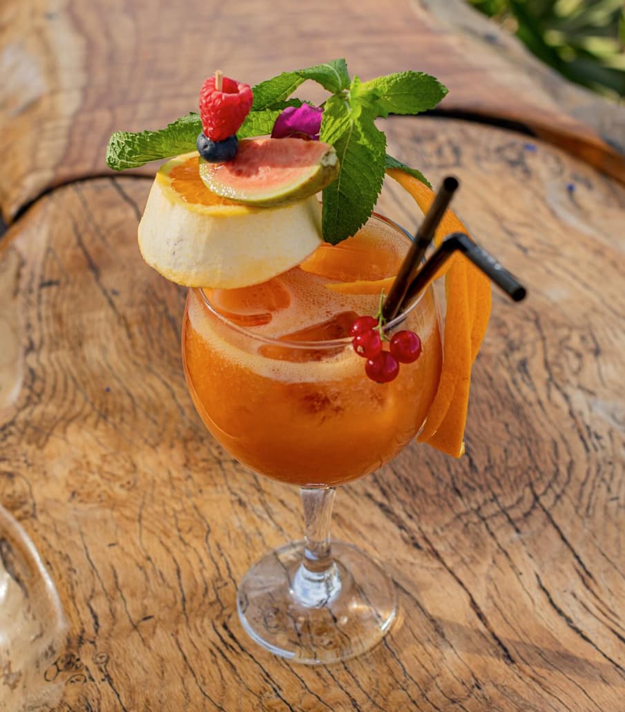 Barman preparando cócteles exclusivos en Astral Bar Marbella