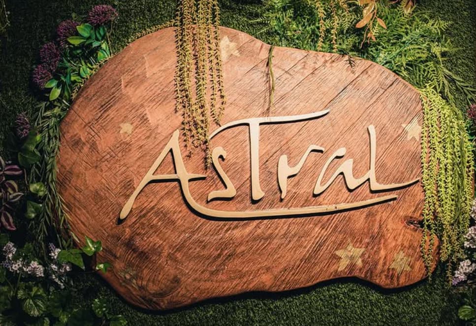 Servicio de cócteles premium con presentación elegante en Puerto Banús