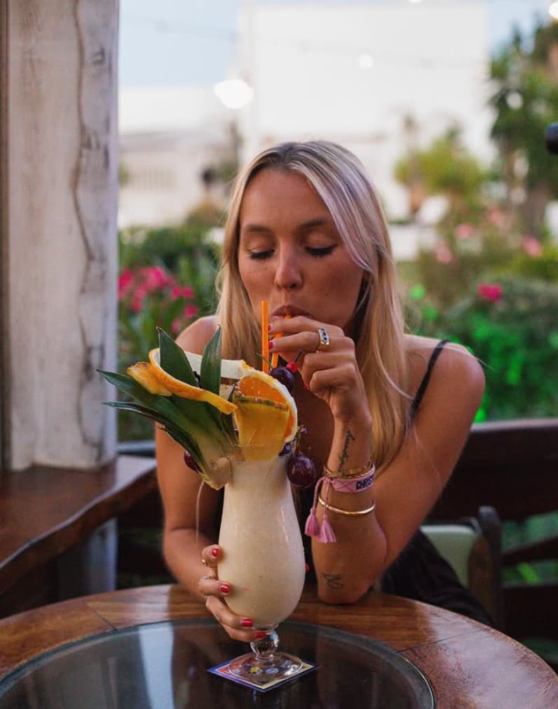 Decoración creativa de cócteles y arte en Astral Marbella